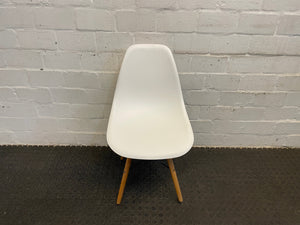 White Wooden Leg Chair - PRICE DROP - 2ndhandwarehouse.com