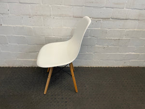 White Wooden Leg Chair - PRICE DROP - 2ndhandwarehouse.com