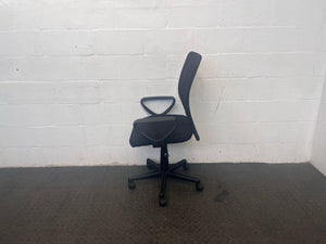 Black Mesh Office Armchair on wheels (Black Band) - 2ndhandwarehouse.com