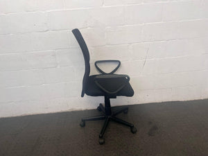 Black Mesh Office Armchair on wheels (Black Band) - 2ndhandwarehouse.com