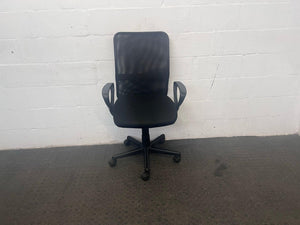 Black Mesh Office Armchair on wheels (Black Band) - 2ndhandwarehouse.com