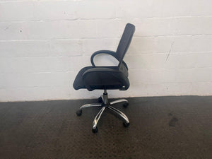 Black Plastic Mid-back Office Armchair on wheels - 2ndhandwarehouse.com