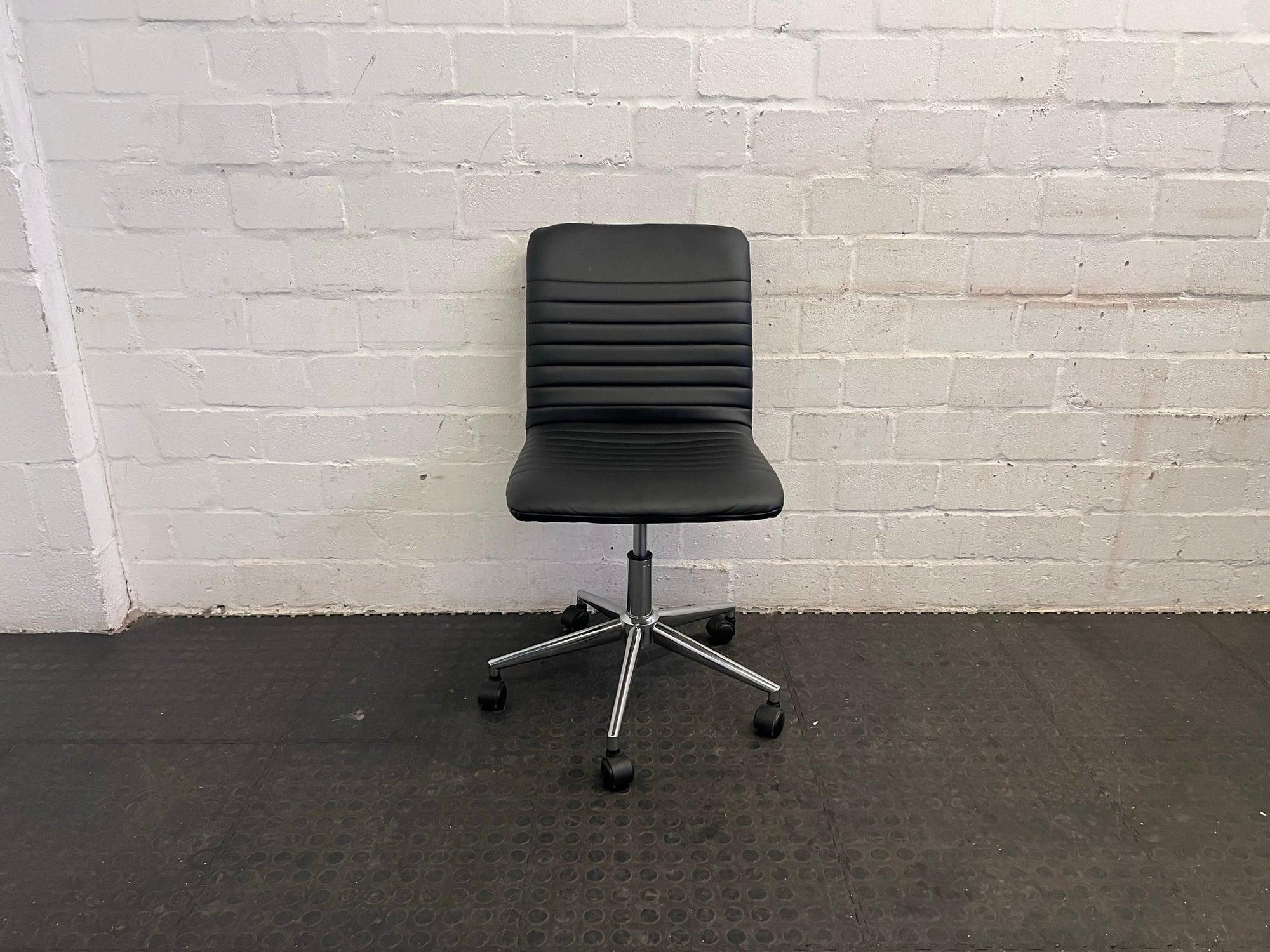 Black Ribbed Mid-Back Office Chair on Wheels (No Arm Rests)