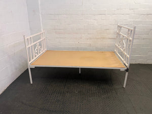 White 3/4 Bed Frame with Wooden Chip Board - REDUCED