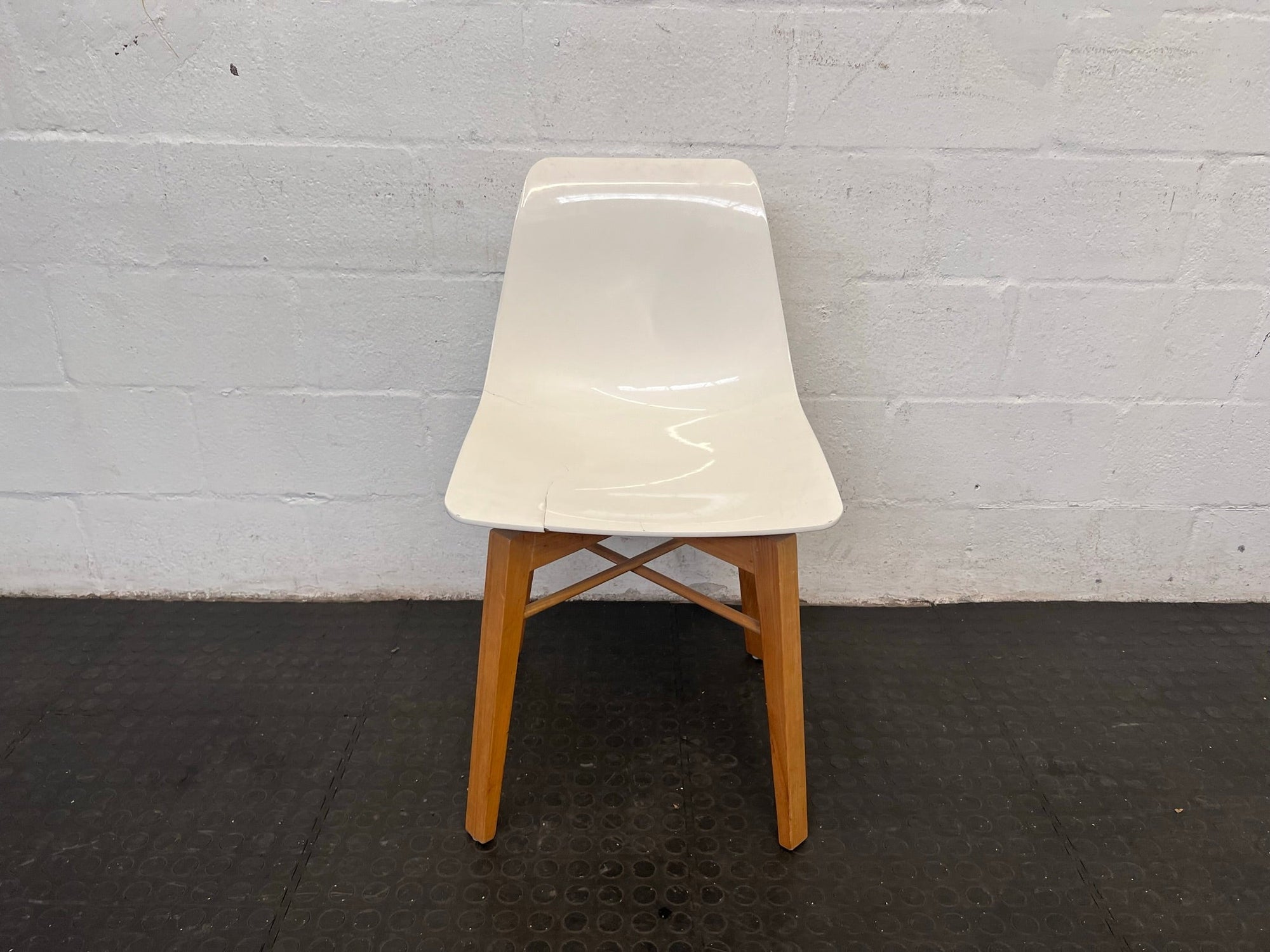 White Plastic Dining Chair with Wooden Legs (Slight Cracks In Seat)