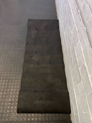 Durable Black Rubber Gym Mat – Slight Wear, Ideal for Workouts