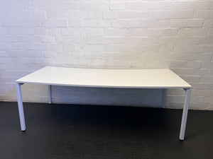 Modern White Office Desk with Curved Top – Great Condition