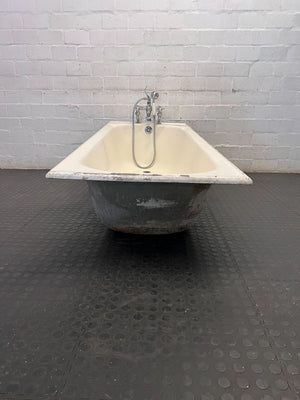 Bath tab -Vintage Cream Bathtub with Mixer Tap - Classic Bathroom Feature - Fair used - 2ndhandwarehouse.com