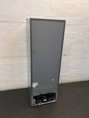Hisense Silver Top-Freezer Fridge - Minor Scuffs & Stickers on Door - 2ndhandwarehouse.com