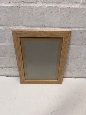 Light Oak Finished Wood Grain Picture Frame — Good Working Order - 2ndhandwarehouse.com