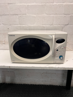 A60439-Samsung Countertop Microwave with Grill Function — Good Working Order with Minor Fading to Markings