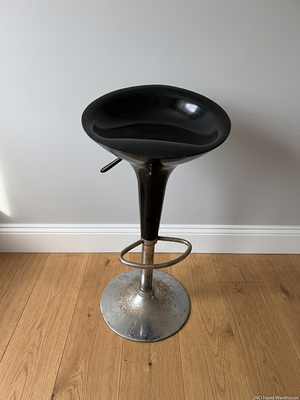 Black Gas-Lift Bar Stool with Chrome Base — Corrosion on Metal Legs and Bases