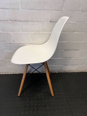 Chic White Plastic Dining Chair with Wooden Legs - Minor Wear - 2ndhandwarehouse.com
