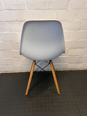 Chic White Plastic Dining Chair with Wooden Legs - Minor Wear - 2ndhandwarehouse.com
