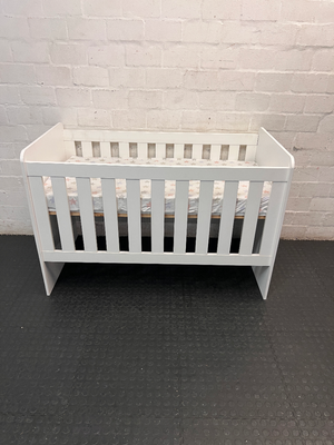 Classic White Slatted Baby Cot with Mattress — Brand New Condition with Minimal Use - 2ndhandwarehouse.com