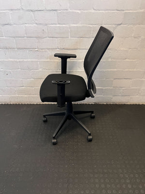 Comfortable Black Mesh Office Chair with Adjustable Arms – Minor Wear