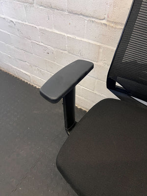 Comfortable Black Mesh Office Chair with Adjustable Arms – Minor Wear
