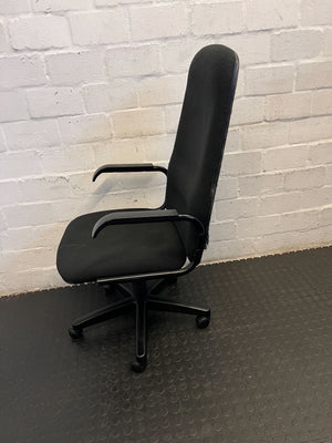 Comfortable Black Office Chair with Minor Wear – Functional & Practical