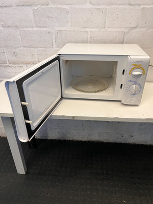 Compact Daewoo White Microwave with Minor Wear and Scratches - REDUCED