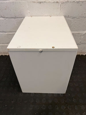 Compact White Wooden Shelf Unit – Versatile Storage Solution