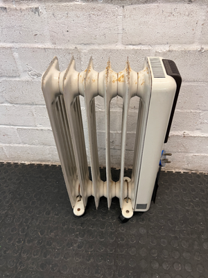 DeLonghi Oil-Filled Heater with Adjustable Thermostat — Working Order with Minor Exterior Rust