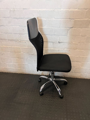 Ergonomic Black Mesh & Leatherette Office Chair with Chrome Base - Need to remove one side arm - 2ndhandwarehouse.com