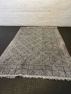 Handwoven Black and White Geometric Area Rug with Fringes - 2ndhandwarehouse.com