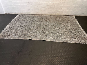 Handwoven Black and White Geometric Area Rug with Fringes - 2ndhandwarehouse.com