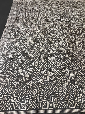 Handwoven Black and White Geometric Area Rug with Fringes - 2ndhandwarehouse.com