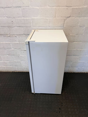 Hisense Compact Bar Fridge - Ideal for Small Spaces - 2ndhandwarehouse.com