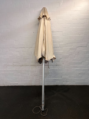 Spacious Brown Garden Umbrella with Sturdy Metal Frame - 2ndhandwarehouse.com