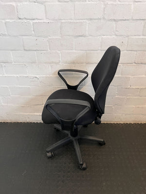 Black Ergonomic Office Chair with Minor Wear – Comfortable & Stylish