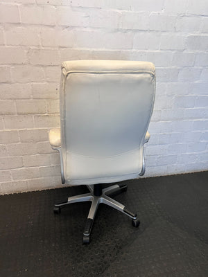Pre-Loved white Executive High-Back Office Chair with Ribbed Design - 2ndhandwarehouse.com
