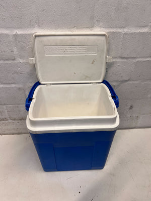 Cooling Box β 30L Blue Plastic Cooler with Minor Scratches - 2ndhandwarehouse.com