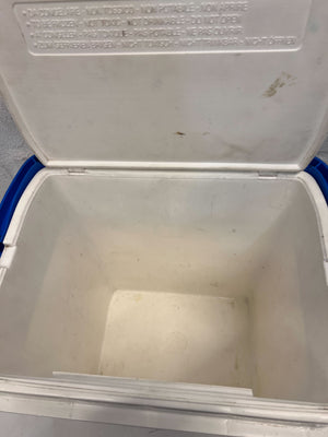Cooling Box β 30L Blue Plastic Cooler with Minor Scratches - 2ndhandwarehouse.com