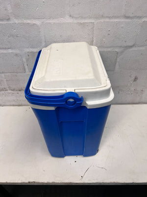 Cooling Box β 30L Blue Plastic Cooler with Minor Scratches - 2ndhandwarehouse.com