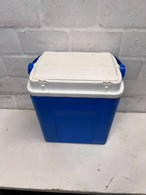Cooling Box β 30L Blue Plastic Cooler with Minor Scratches - 2ndhandwarehouse.com