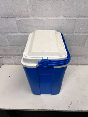 Cooling Box β 30L Blue Plastic Cooler with Minor Scratches - 2ndhandwarehouse.com