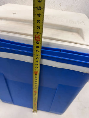 Cooling Box β 30L Blue Plastic Cooler with Minor Scratches - 2ndhandwarehouse.com