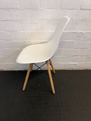 Minimalist White Plastic Chair with Wooden Legs β Minor Scratches - 2ndhandwarehouse.com