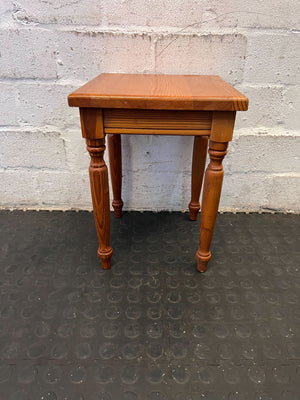 Rustic Oak Side Table with Decorative Legs โ Minor Scratch - 2ndhandwarehouse.com