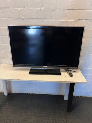 Samsung Flat Screen TV with Remote - HAS LINES