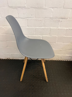 Stylish Grey Plastic Dining Chair with Wooden Legs – Minor Wear - 2ndhandwarehouse.com