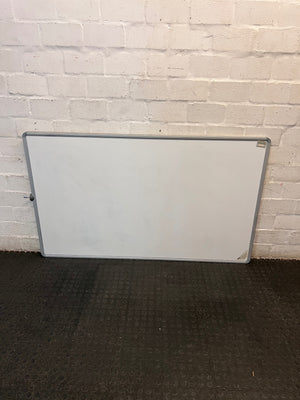 Large Wall-Mounted Magnetic Whiteboard with Aluminium Frame – condition detail