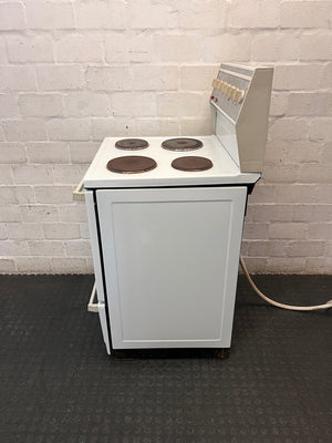 White Freestanding 4-Plate Electric Stove with Oven — Good Working Order with Older Style Plug – condition detail
