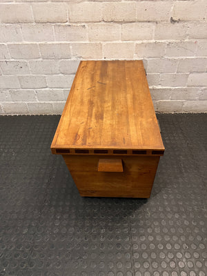 Classic Tapered Yellow Wood Kist — Good Working Order – condition detail
