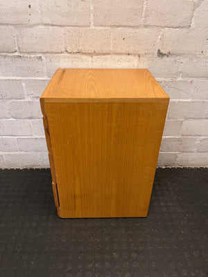Oak-Finish 3-Drawer Chest with Recessed Handles – condition detail