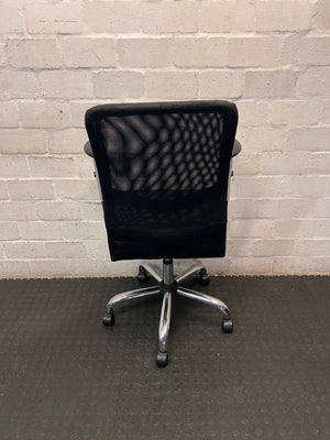 Black Mesh Office Chair with Chrome Base – condition detail