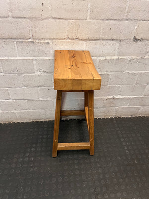 Contoured Wooden Bar Stool in Oak Finish – condition detail