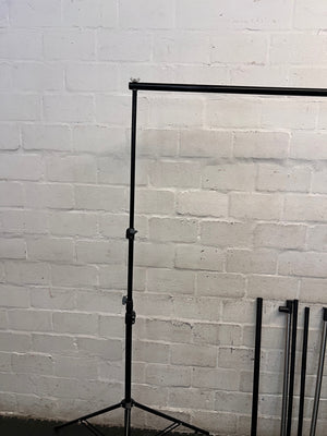 Adjustable Metal Backdrop Stand in Black – condition detail
